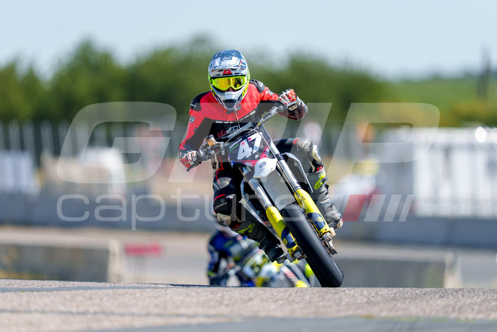 SuperMoto_Staatsmeisterschaft_Fuglau-natural-841 | GRIPcapture steht für authentische Sportfotografie in Österreich – für Momente, die mehr sind als Geschwindigkeit oder Ergebnis. Es geht um Emotion, Spannung, Fokus und den Augenblick, der oft nur einen Wimpernschlag dauert.Ob Motorsport, Teamsport oder 