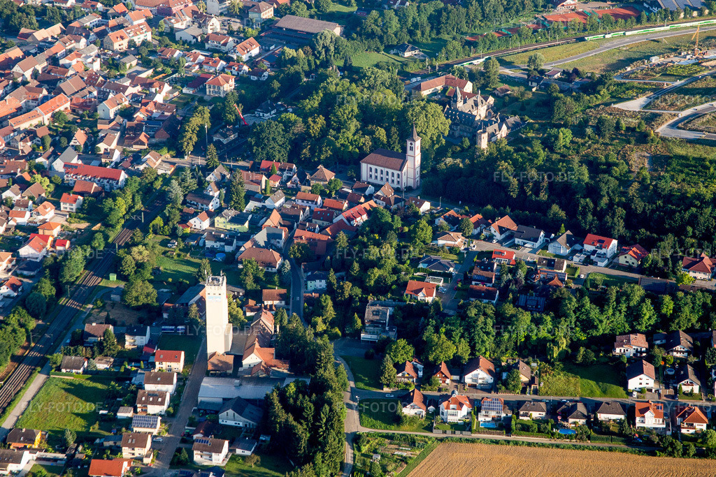Luftbild: Burganlage des Schloß Gondelsheim in Gondelsheim im Bundesland Baden-Württemberg in Deutschland. Foto: IMG_092289.jpg vom 01.08.2016 durch Werner Riehm/FLY-FOTO.de