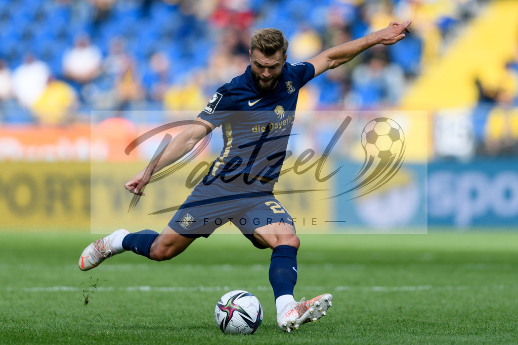 EBSTSV20210828_124 | Fussball, Herren: Yannick Deichmann (TSV 1860 Muenchen) in Aktion, am Ball, Einzelaktion beim Spiel der 3. Liga zwischen Eintracht Braunschweig und TSV 1860 Muenchen im Eintracht-Stadion am 28.08.2021 in Braunschweig, Deutschland.DFB / DFL REGULATIONS PROHIBIT ANY USE OF PHOTOGRAPHS AS IMAGE SEQUENCES AND/OR QUASI-VIDEO. - Realisiert mit Pictrs.com
