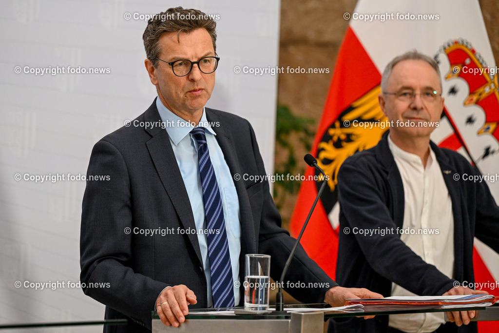 Pressekonferenz Land Ooe_ Gemeinsam geschafft - Maßnahmen zur Verbesserung fuer Mitarbeitende in den ooe. Spitaelern_ 10.04.2024-20 | 10.04.2024, Linz, AUT, Pressekonferenz Land Ooe, Gemeinsam geschafft - Maßnahmen zur Verbesserung fuer Mitarbeitende in den ooe. Spitaelern, im Bild Franz Harnoncourt (Vorsitzender der Geschaeftsfuehrung der Oberoesterreichischen Gesundheitsholding GmbH), Alfred Mayr (Vorsitzender des Oberoesterreichischen Gesundheitsholding GmbH 