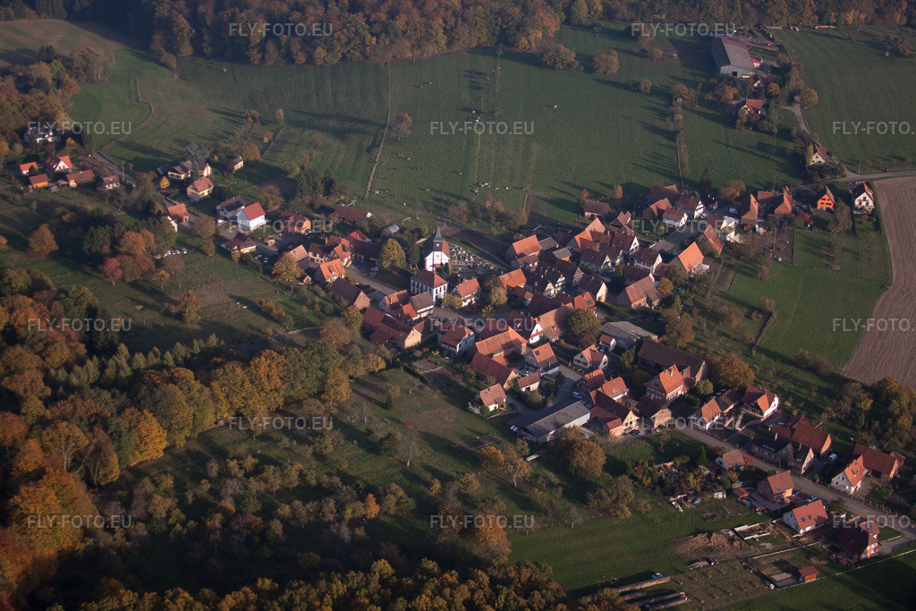 Vue aérienne: Vue de la ville depuis l'ouest à Mattstall dans le département Bas Rhin, France.Photo: IMG_54095.jpg prise le 21/10/2012 par Werner Riehm/FLY-FOTO.euRésolution de l'original: 4752 x 3168 px