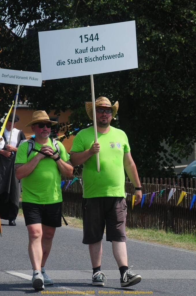 Geißmannsdorf-2026-Festumzug-076 | Festumzug in Geißmannsdorf bei Bischofswerda im Juni 2026. Fotografische Eindrücke und Momentaufnahmen vom Festumzug anläßlich des 800-jährigen Bestehens von Geißmannsdorf - mit Teilnehmern und Gästen, Strohpuppen und geschmückten Vorgärten und Grundstücken - Realisiert mit Pictrs.com