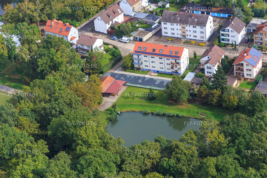 Polizeiweiher des ASV Kandel https://angelsportverein-kandel.de/kontakt/ | Luftbild: Polizeiweiher des ASV Kandel https://angelsportverein-kandel.de/kontakt/ in Kandel im Bundesland Rheinland-Pfalz in Deutschland. Foto: IMG_072836.jpg vom 19.09.2014 durch Werner Riehm/FLY-FOTO.de - Realisiert mit Pictrs.com