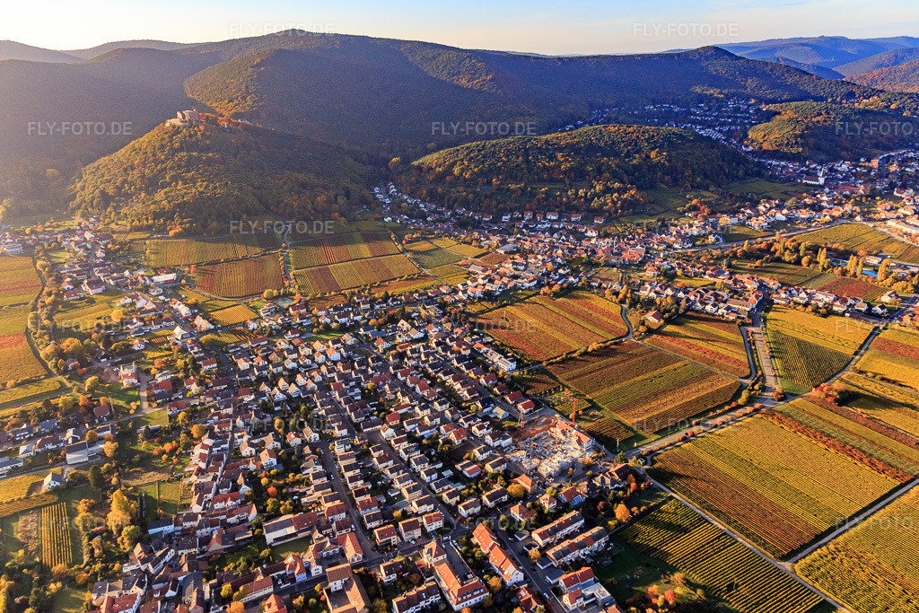 Luftbild: Dorfübersicht aus Osten mit Baustelle an der Weinstr im Ortsteil Diedesfeld in Neustadt im Bundesland Rheinland-Pfalz in Deutschland. Foto: IMG_095606.jpg vom 30.10.2016 durch Werner Riehm/FLY-FOTO.de