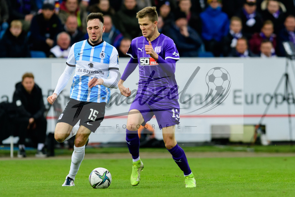 OSNTSV20211106_113 | Fussball, Herren: Marcel Baer (TSV 1860 Muenchen) und Lukas Kunze (VfL Osnabrueck) im Zweikampf bei dem Spiel der 3. Liga zwischen VfL Osnabrueck und TSV 1860 Muenchen im Stadion an der Bremer Bruecke am 06.11.2021 in Osnanbrueck, Deutschland.DFB / DFL REGULATIONS PROHIBIT ANY USE OF PHOTOGRAPHS AS IMAGE SEQUENCES AND/OR QUASI-VIDEO. - Realisiert mit Pictrs.com