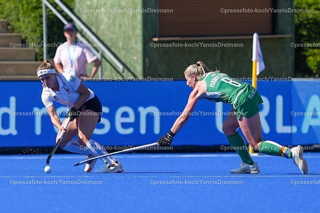 xydrx11082501036 | 11.08.2025, xydrx, Frauen EuroHockey Championship 2025, Gruppenphase, Gruppe A, Irland - Frankreich, Sparkassenpark Mönchengladbach: Marie-Alice Pelletier Rimbert (FRA #6) im Zweikampf gegen Sarah Hawkshaw (IRL #8)