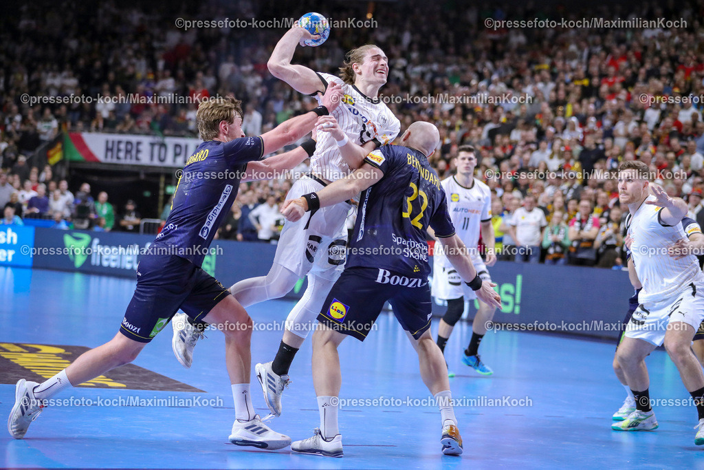 EHFEURO28012401066 | 28.01.2024, EHF EURO 2024, Männer Europameisterschaft Handball, Lanxess Arena in Köln, Spiel um Platz 3, Deutschland - Schweden: Juri Knorr (Deutschland) gegen Jonathan Carlsbogard (Schweden) und Oscar Bergendahl (Schweden)