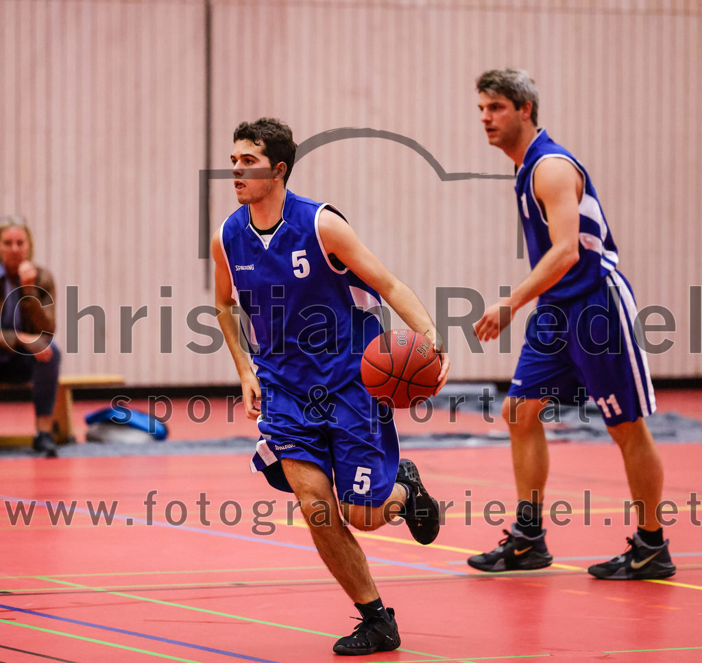 2022-05-29_038_SpVgg_Altenerding_gegen_Muenchen_Basket_2 | Erding, Deutschland, 29.05.2022:
Basketball, Bezirksliga 2021 / 2022, Herren Turnier der 2. der Aufstiegsrunden, SpVgg Altenerding gegen München Basket 2, Endergebnis: 

P. Darriba (München Basket, #5)

Foto: Christian Riedel / fotografie-riedel.net