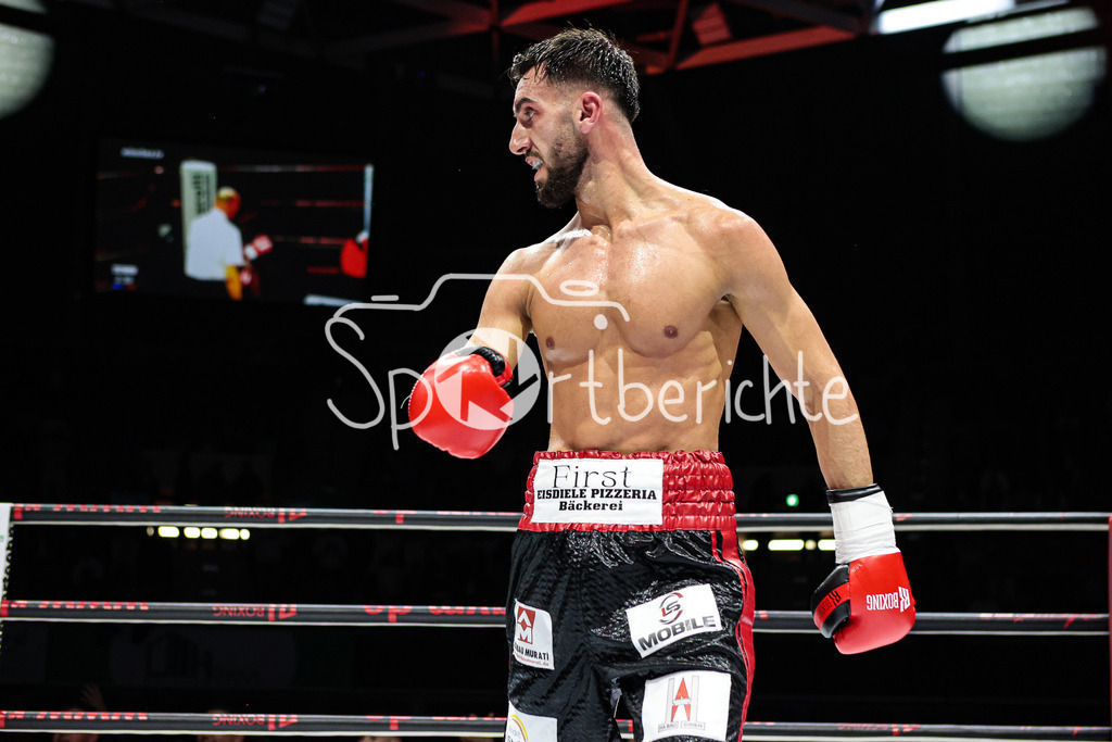 Profi - Box - Gala / Main Event | Kushtrim TAHIRUKAJ (rot schwarze Hose) in seinem Kampf gegen Nika GAVAJAVA (schwarze Hose)