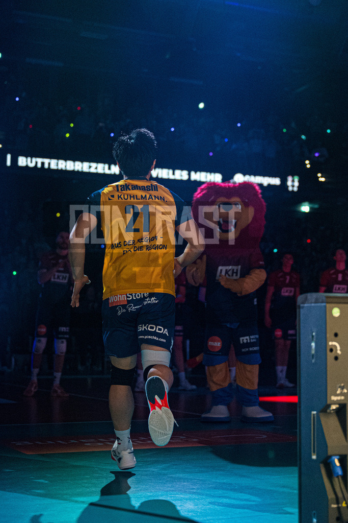 Volleyball I Herren I Saison 2025/2026 I Bundesliga I 10. Spieltag I SVG Lüneburg - WWK Volleys Herrsching | Sho Takahashi (21, SVG Lüneburg) beim Einlaufen - Realisiert mit Pictrs.com