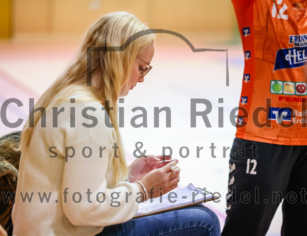 2023-10-14_085_SpVgg_Altenerding_gegen_HSG_Freising_Neufahrn_Damen | Erding, Deutschland, 14.10.2023:
Handball, Bezirksliga Frauen Altbayern 2023 / 2024, 3. Spieltag, SpVgg Altenerding II gegen HSG Freising-Neufahrn II, Endergebnis: 23:28

Trainerin Hannah Obermair (SpVgg Altenerding)

Foto: Christian Riedel / fotografie-riedel.net