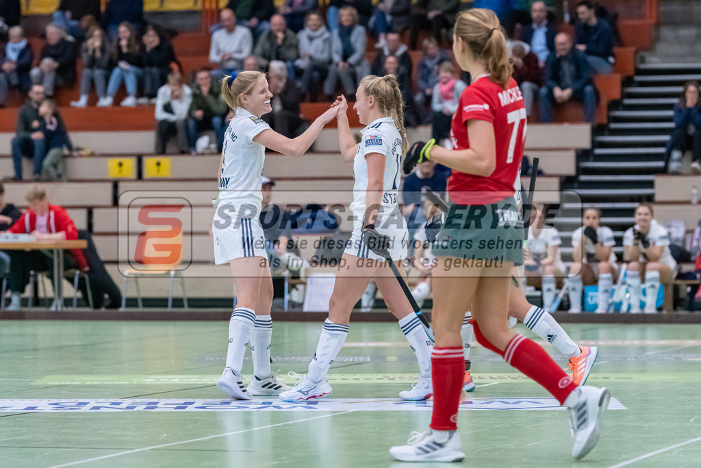 HK_20221126_101740 | 1. Bundesliga ( Halle ) Damen Crefelder HTC - Düsseldorfer HC am 27.11.2022 Crefelder HTC, Krefeld , Annika Sprink ( Düsseldorfer HC #3 ) , Sara Strauss ( Düsseldorfer HC #11 )