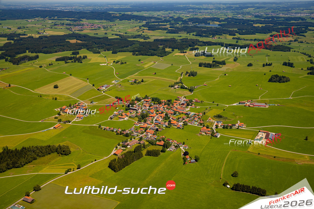 Das Luftbild zeigt : Reinhardsried Unterthingau - Die Luftaufnahme wurde 2024 vom UL-Flugzeug aus erstellt ( keine Drohne ) - Hochauflösende Luftaufnahme - Für grossformatige Ausdrucke geeignet. Die Geschenkidee !Mit Lizenz und Bildrechte bestellbar