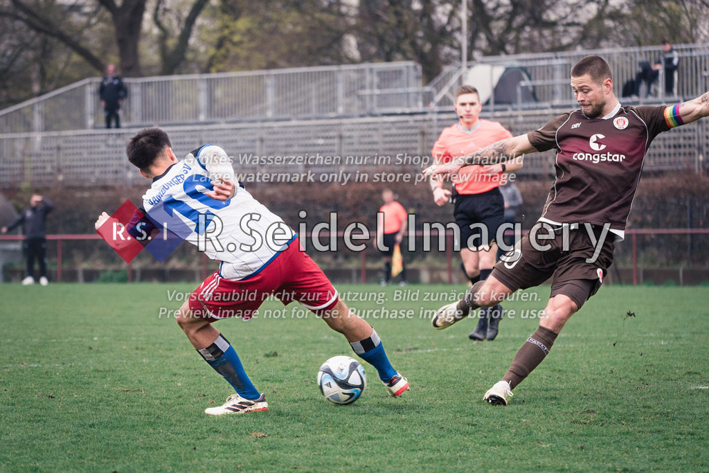 RS-1-035497 | Felix Paschke (#10, HSV II) klärt und schnappt Julian Ulbricht (#10, FCSP, Teamkapitän) den Ball weg, kurz bevor der ihn aufs Tor schießen kann.