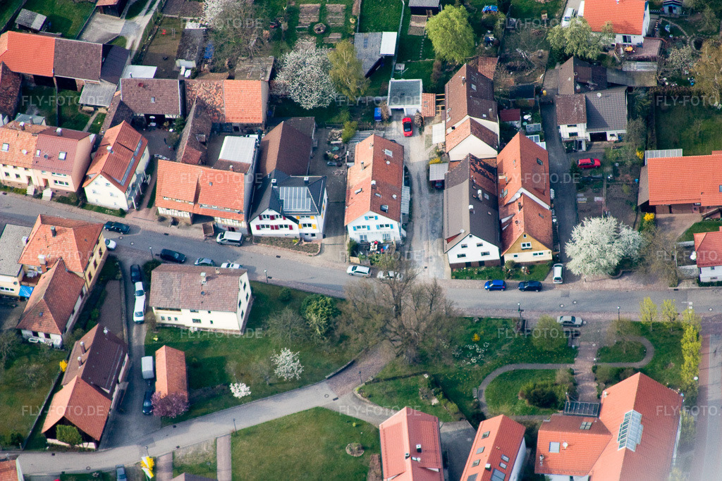Luftbild: Lange Straße im Ortsteil Schluttenbach in Ettlingen im Bundesland Baden-Württemberg in Deutschland. Foto: IMG_17739.jpg vom 12.04.2009 durch Werner Riehm/FLY-FOTO.de