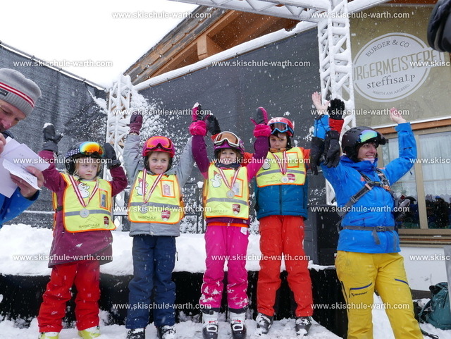 Gruppe Evelyn | Photos von der Skischule Warth - Realisiert mit Pictrs.com