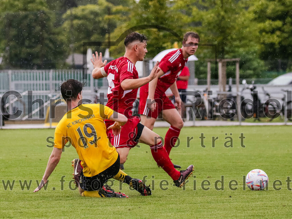 2023-07-29_085_FC_Finsing_gegen_SC_Kirchasch | Finsing, Deutschland, 29.07.2023:
Fußball, Kreisliga 2023 / 2024, 1. Spieltag, FC Finsing gegen SC Kirchasch, Endergebnis: 0:2

Julian Bauer (SC Kirchasch, #19), Leonhard Hölzl (FC Finsing, #5)

Foto: Christian Riedel / fotografie-riedel.net