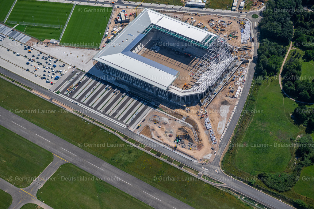4033696 | FREIBURG IM BREISGAU 30.06.2020 Neubau- Baustelle am Sportstätten-Gelände des Stadion " SC-Stadion " der Stadion Freiburg Objektträger GmbH &amp; Co. KG (SFG) in Freiburg im Breisgau im Bundesland Baden-Württemberg, Deutschland. Weiterführende Informationen bei: HPP Architekten GmbH,  Hans Rinninger u. Sohn GmbH u. Co. KG,  Knippers Helbig GmbH,  Köster GmbH,  Sport-Club Freiburg e.V.,  club L94 landschaftsarchitekten GmbH. // Construction site on the sports ground of the stadium " SC-Stadion " of Stadion Freiburg Objekttraeger GmbH &amp; Co. KG (SFG) in the district Bruehl in Freiburg im Breisgau in the state Baden-Wurttemberg, Germany. The new stadium is next to the airport EDTF. Further information at: HPP Architekten GmbH,  Hans Rinninger u. Sohn GmbH u. Co. KG,  Knippers Helbig GmbH,  Koester GmbH,  Sport-Club Freiburg e.V.,  club L94 landschaftsarchitekten GmbH. Foto: Gerhard Launer