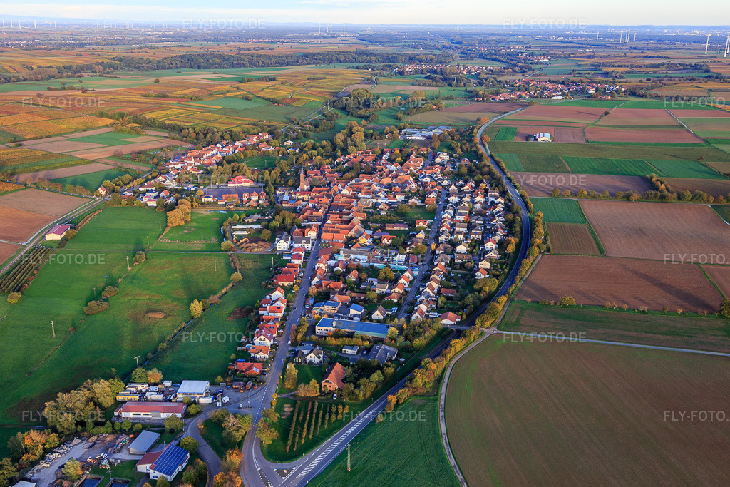 Luftbild: Ortsansicht von Westen im Ortsteil Kapellen in Kapellen-Drusweiler im Bundesland Rheinland-Pfalz in Deutschland. Foto: IMG_135125.jpg vom 22.10.2022 durch Werner Riehm/FLY-FOTO.de