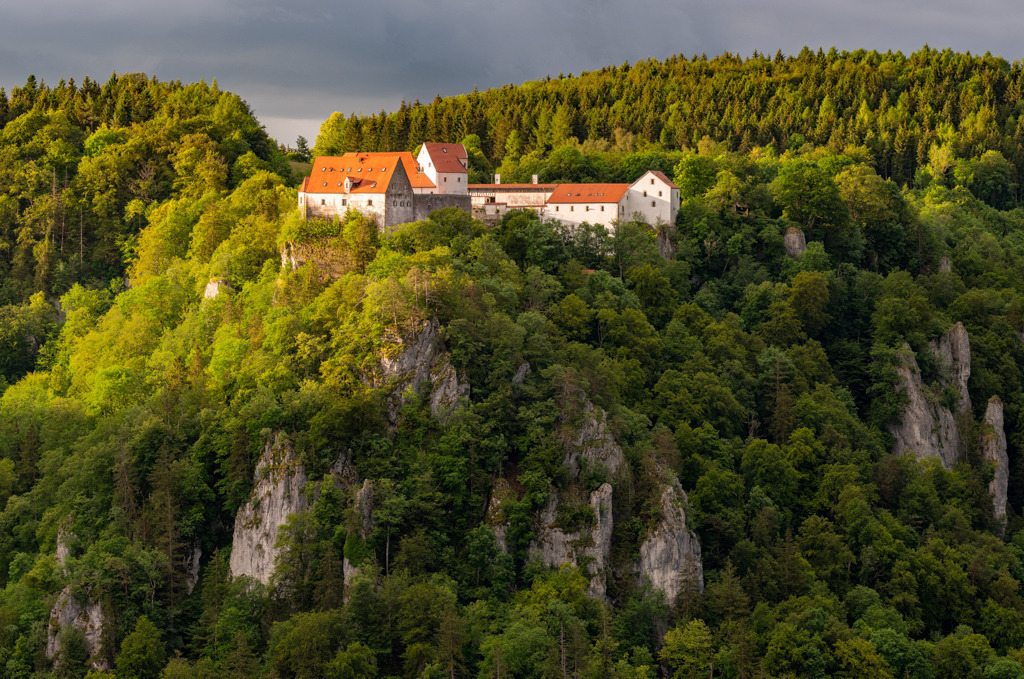 Burg Wildenstein am oberen Donautal | Die in Bäumen und Felsen eingebettete Burg Wildenstein wurde im 13. Jahrhundert erbaut und wird heute als Jugendherberge genutzt. - Realisiert mit Pictrs.com