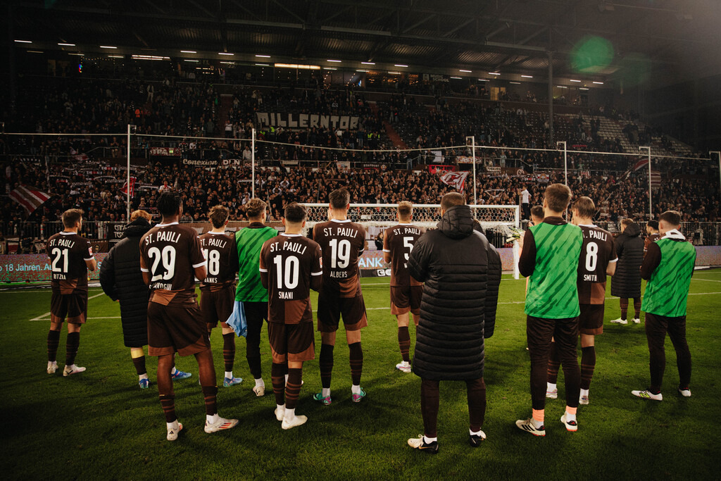 IMG_9468 | Der offizielle Shop für FC St. Pauli Fotos. Wähle aus Spielszenen & Fanmomenten dein FCSP Wunschformat. Wir liefern Millerntor-Atmosphäre.