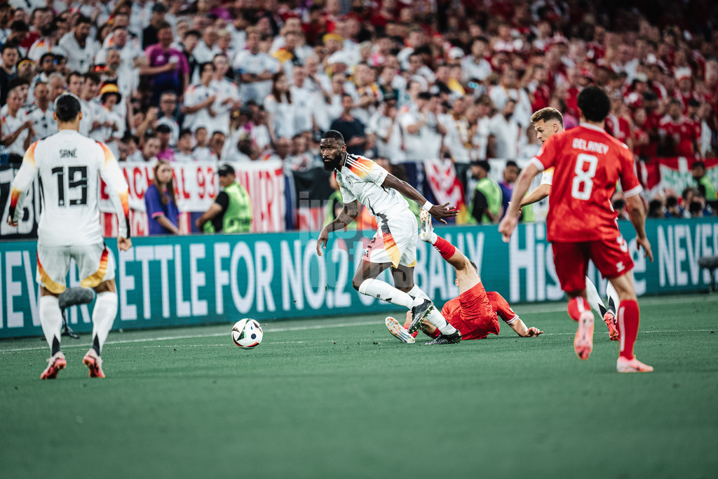 Fußball | Herren | UEFA-Fußball-Europameisterschaft 2024 | Achtelfinale | Deutschland vs. Dänemark | 29.06.2024 | Antonio Rüdiger (#2, Deutschland) lässt seinen Gegner hinter sich