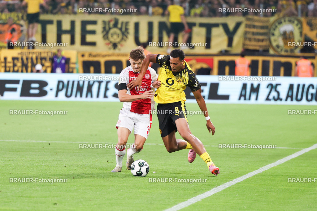 Rot-Weiss Essen - Borussia Dortmund | Essen, Deutschland, 18.08.2025Jannik Hofmann  (Rot-Weiss Essen) im Kampf um den Ball mit Felix Nmecha (Borussia Dortmund)während des DFB Pokal Spiels zwischen Rot-Weiss Essen- Borussia Dortmund im Stadion an der Hafenstraße am 18.08.2025 in Essen. (Foto von Timo Bluhmki-Schmidt/Brauer Fotoagentur