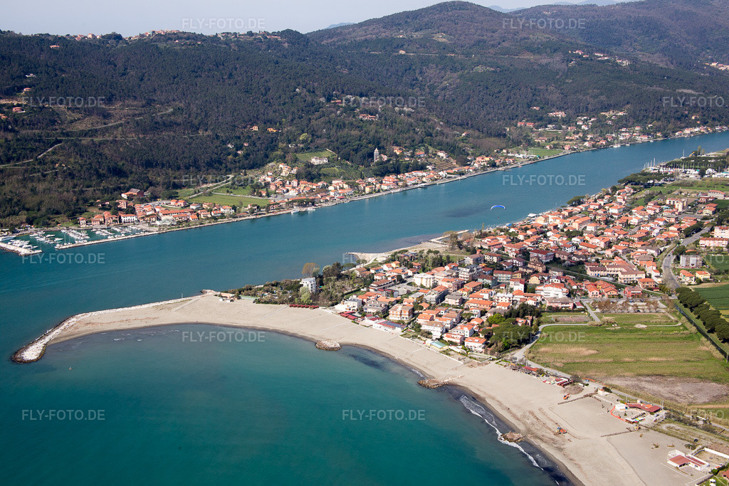 Luftbild: Ortsansicht in Marinella di Sarzana im Bundesland Liguria in Italien. Foto: IMG_087135.jpg vom 04.04.2016 durch Werner Riehm/FLY-FOTO.de