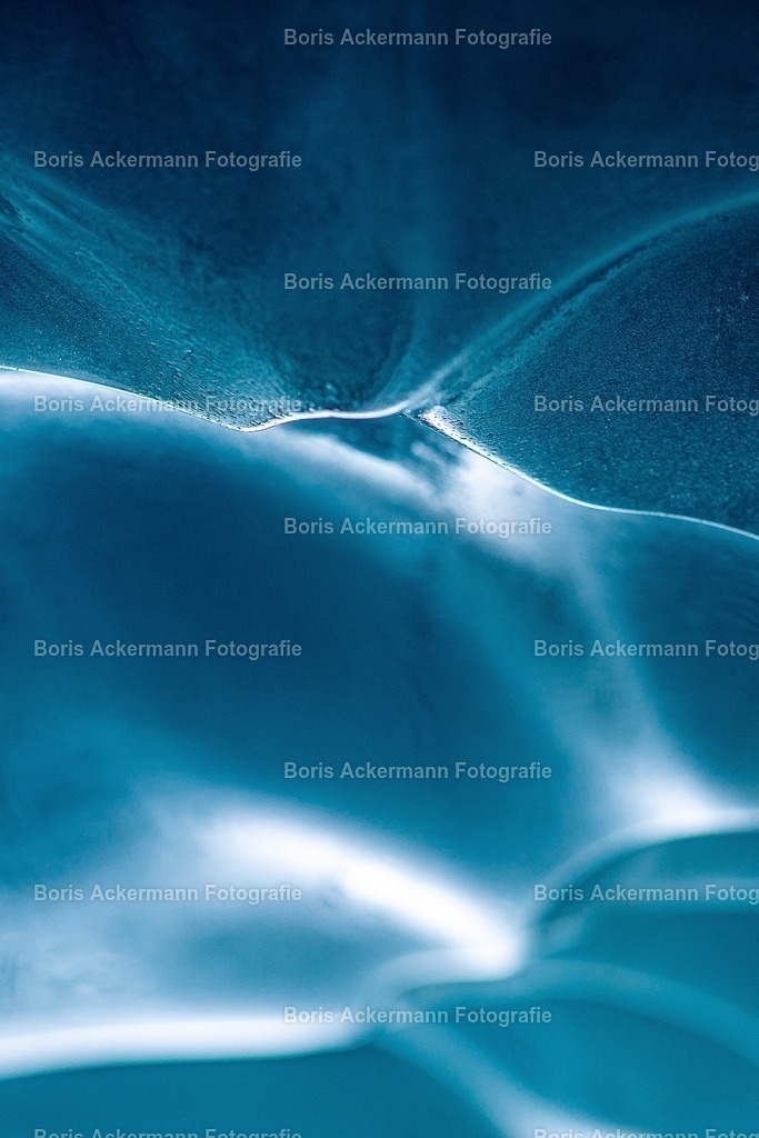 Glacierlove 1 | Das innere eines Gletschers, sensibel und verwundbar. Aufgenommen in einer natürlichen Gletscherhöhle in Saas-Fee auf 3000 Metern.