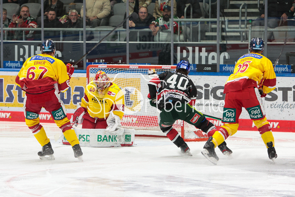 Augsburger Panther - Duesseldorfer EG | Sebastian Waennstroem (AEV #40) scheitert an Henrik HAUKELAND (DEG #40)