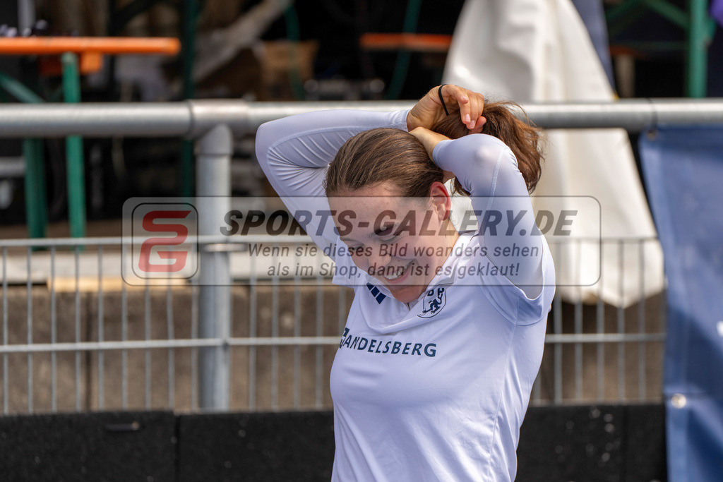 Final4_20250601-1012-HK108200 | Krefeld, Deutschland, 01.06.2025:  Feldhockey Final4 2025 – „Deutsche Feldhockey-Meisterschaften 2025“ Harvestehuder HTC - Düsseldorfer HC (Finale Damen) im Gerd-Wellen-Hockeyanlage am 01.06.2025 in Krefeld, Deutschland. (Foto von Kramhöller/Fehrmann/Kaste)Krefeld, Germany, 01.06.2025: Feldhockey Final4 2025 – „Deutsche Feldhockey-Meisterschaften 2025“ Harvestehuder HTC - Düsseldorfer HC (Finale Damen) in Gerd-Wellen-Hockeyanlage at 01.06.2025 in Krefeld, Deutschland. (Foto from Kramhöller/Fehrmann/Kaste)