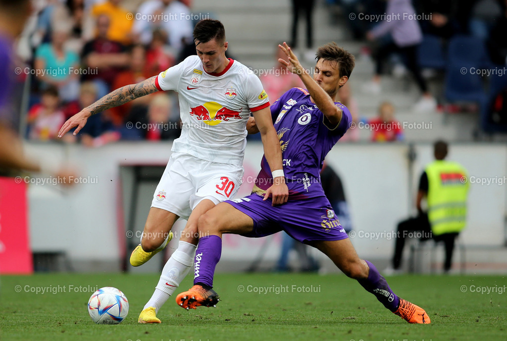 A_LUI_200822_06 | SPORT,FUSSBALL,ADMIRAL BUNDESLIGA AUSTRIA KLAGENFURT-SALZBURG 20.08.2022 IM BILD: THORSTEN MAHRER (KLAGENFURT) UND BENJAMIN SESKO  (SALZBURG) FOTO: FOTOLUI/MARIO WIMMER