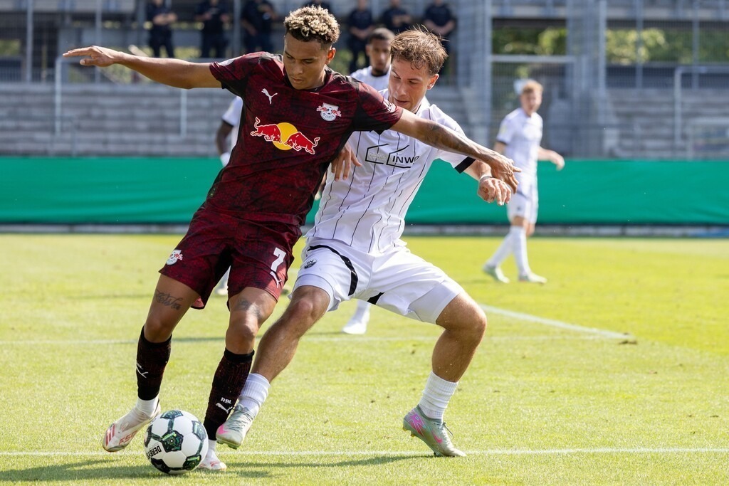 SV Sandhausen gegen RB Leipzig (DFB-Pokal, 1. Runde)***Am Ball: Antonio Nusa (7, Leipzig) | SV Sandhausen gegen RB Leipzig (DFB-Pokal, 1. Runde)***Am Ball: Antonio Nusa (7, Leipzig) - Realisiert mit Pictrs.com