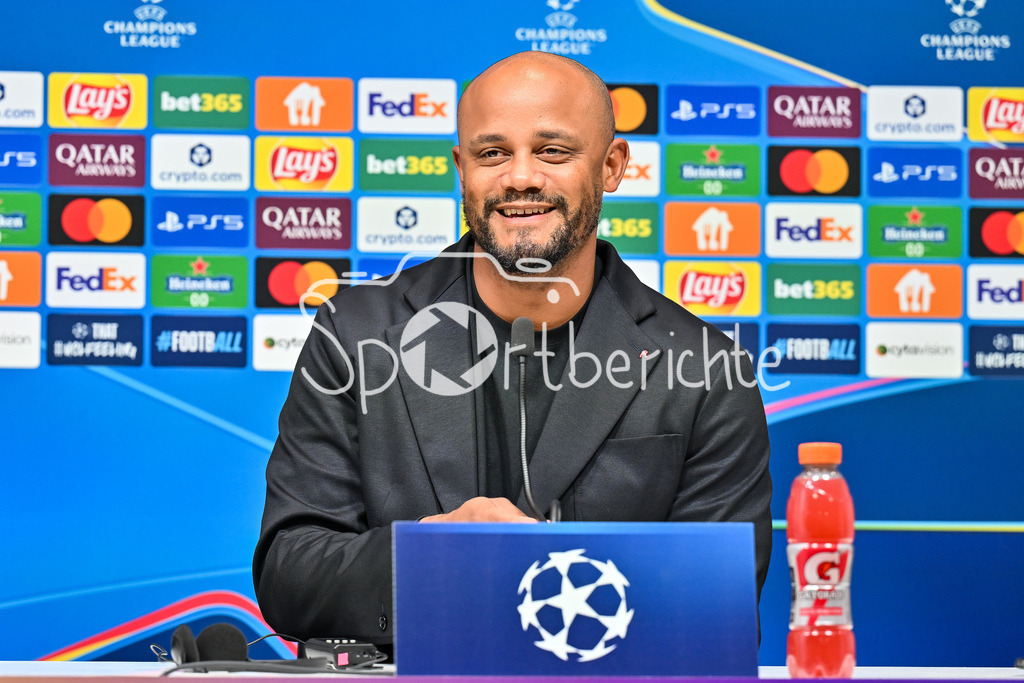 Paphos FC - FC Bayern München | im Bild Vincent KOMPANY Trainer FC Bayern Muenchen auf der Pressekonferenz vor dem Spiel in Pafos / Einzelfoto / Freisteller