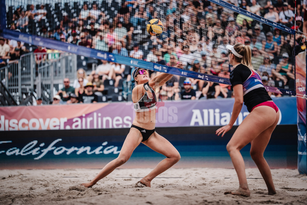 Beachvolleyball | Frauen | Deutsche Meisterschaften 2025 Timmendorfer Strand | 04.09.2025 | Svenja Müller spielt den Ball