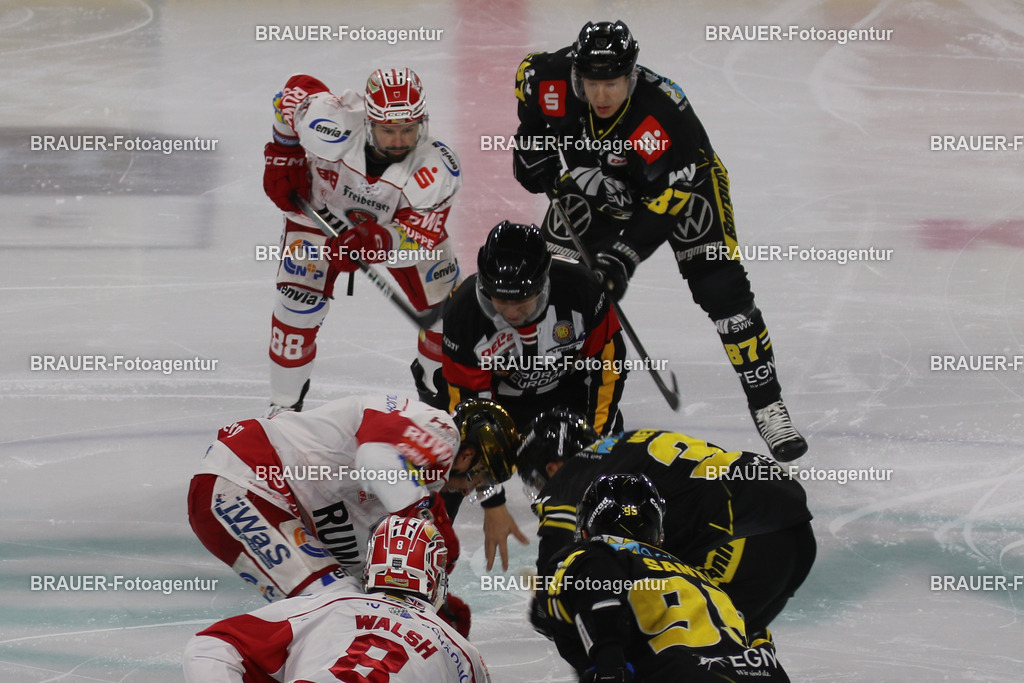 02.11.2025: DEL2  Krefeld Pinguine - Eispiraten Crimmitschau | Krefeld, Deutschland, 02.11.2025: Eröffnungs-Bully während des DEL2-Spiels zwischen Krefeld Pinguine - Eispiraten Crimmitschau am 02.11. 2025 in der Yayla-Arena in Krefeld, Deutschland. (Foto Ralph Görtz / Brauer-Fotoagentur)