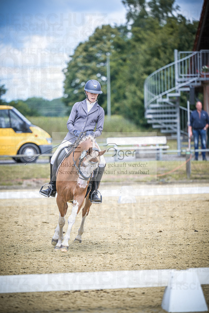 DOS_3030 | Entdecke hochwertige Reitturnierfotos von Foto Oger. Professionell, emotional und authentisch – jetzt Lieblingsmomente im Shop bestellen.Deutschlandweite Turnierfotografie. - Realisiert mit Pictrs.com