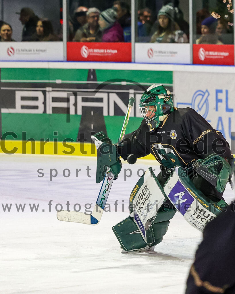 2025-12-05_037_TSV_Erding_gegen_Stuttgart_Rebels | Erding, Deutschland, 05.12.2025:Eishockey, Oberliga Süd 2025 / 2026, 23. Spieltag, TSV Erding gegen Stuttgart Rebels, Endergebnis: 5:6Torwart David Zabolotny (Erding Gladiators, #72)Foto: Christian Riedel / fotografie-riedel.net