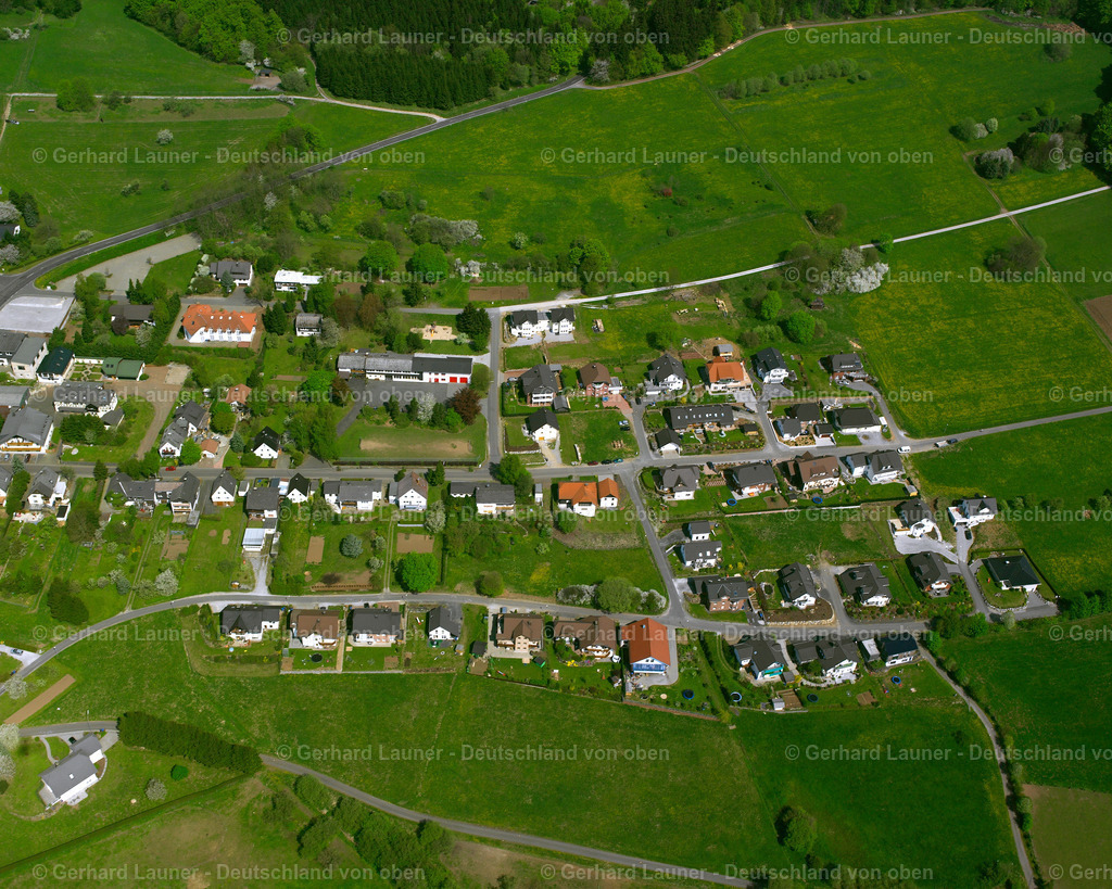 2610072 | GUSTERNHAIN 09.06.2006 Landwirtschaftliche Nutzflächen und Feldgrenzen  umsäumen das Siedlungsgebiet des Dorfes in Gusternhain im Bundesland Hessen, Deutschland // Agricultural land and field boundaries surround the settlement area of the village  in Gusternhain in the state Hesse, Germany Foto: Gerhard Launer
