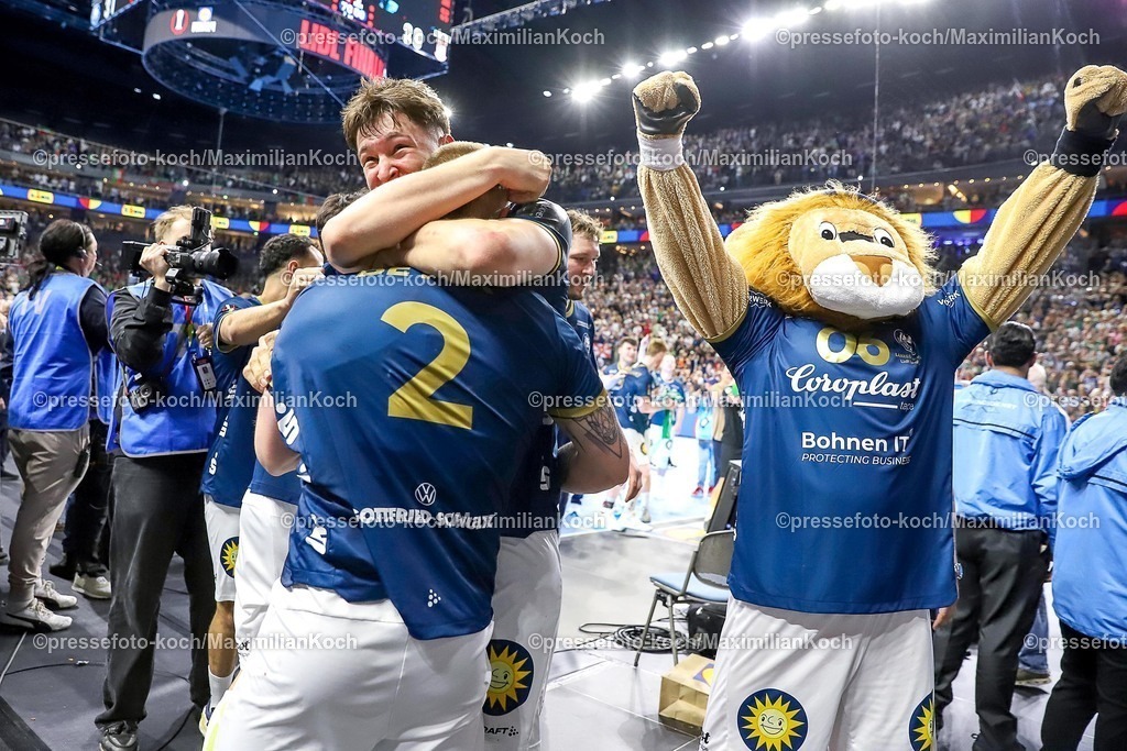 xSSCx18042602039 | 18.04.2026, xsscx, Handball, DHB-Pokal Lidl Final4, Halbfinale, Bergischer HC - SC Magdeburg, Saison 2025 / 2026 Herren, Lanxess Arena, Köln: Die Mannschaft des Bergischer HC feiert den Sieg über den SC Magdeburg  Photo: xSandraxScherningxPressefotoKochx