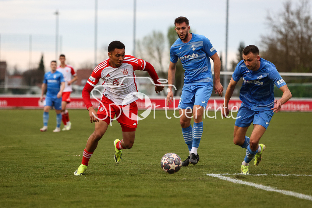 FV Illertissen - FC Bayern Amateure | Vincent MANUBA (FCB #20) im Duell mit Marin PUDIC (FVI #6) / Zweikampf