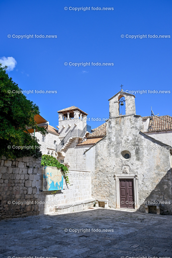 Kroatien_ Korcula_ Insel in Sueddalmatien_ Korcula Stadt_ 13.09.2024-70 | 13.09.2024, Kroatien, HRV, Korcula, Insel in Sueddalmatien, Korcula Stadt im Bild Hafen, Hafenansichten, Boot, Boote, Schiff, Schiffe, Gebauede, Adria, Meer, Stadtansichten, Altstadt, Marco Polo, Museum, Touristen, Souvenier, Restaurant, KonobaKorcula - Schwarzes Korfu - benannt nach den dunklen Kiefernwaeldern, ist eine zu Kroatien gehoerende Insel in der Adria vor der Kueste Sueddalmatiens. Zugleich ist sie Teil des Dinarischen Gebirges. Quelle: Wikipedia