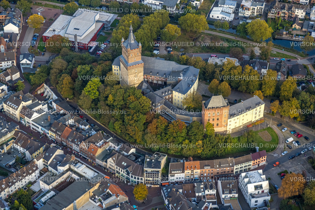 Kleve241014763 | Luftbild, malerische Altstadt Kleve Schloßberg mit Schwanenburg, historische Sehenswürdigkeit, Wohngebiet Innenstadt und Stadthalle, Kleve, Niederrhein, Nordrhein-Westfalen, Deutschland