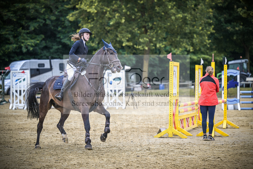 DOS_2700 | Entdecke hochwertige Reitturnierfotos von Foto Oger. Professionell, emotional und authentisch – jetzt Lieblingsmomente im Shop bestellen.Deutschlandweite Turnierfotografie. - Realisiert mit Pictrs.com