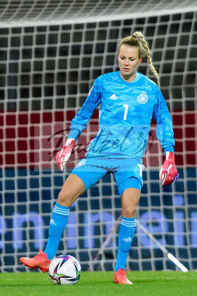 GERTUR20211126_166 | Fussball, Frauen: Torwart Merle Frohms (Germany) in Aktion, am Ball, Einzelaktion bei dem Spiel der WM-Qualifikation zwischen Deutschland und Tuerkei im Eintracht-Stadion am 26.11.2021 in Braunschweig, Deutschland. - Realisiert mit Pictrs.com