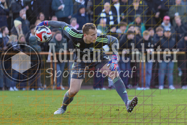 28.03.2026 GER, Fussball, Herren, Niederrhein Pokal Halbfinale, Saison 2025/2026, 1. FC Bocholt - MSV Duisburg | Paul Grave (Bocholt) in Aktion am Ball, Einzelaktion 