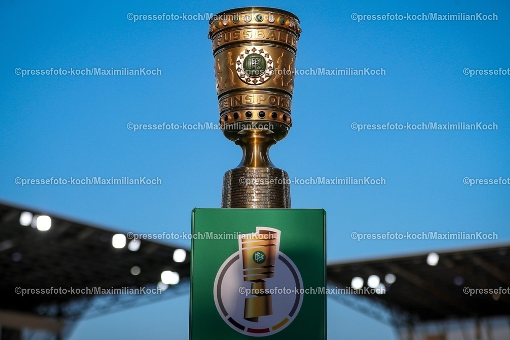 DFB18082501027 | 2025.08.18, Fußball, 1.Runde DFB-Pokal, Rot-Weiss Essen - Borussia Dortmund, Stadion Hafenstraße, Saison 2025 2026: Der Pokal in Nahaufnahme vor Blauem Himmel im Stadion DFB regulations prohibit any use of photographs as image sequences and or quasi-video.