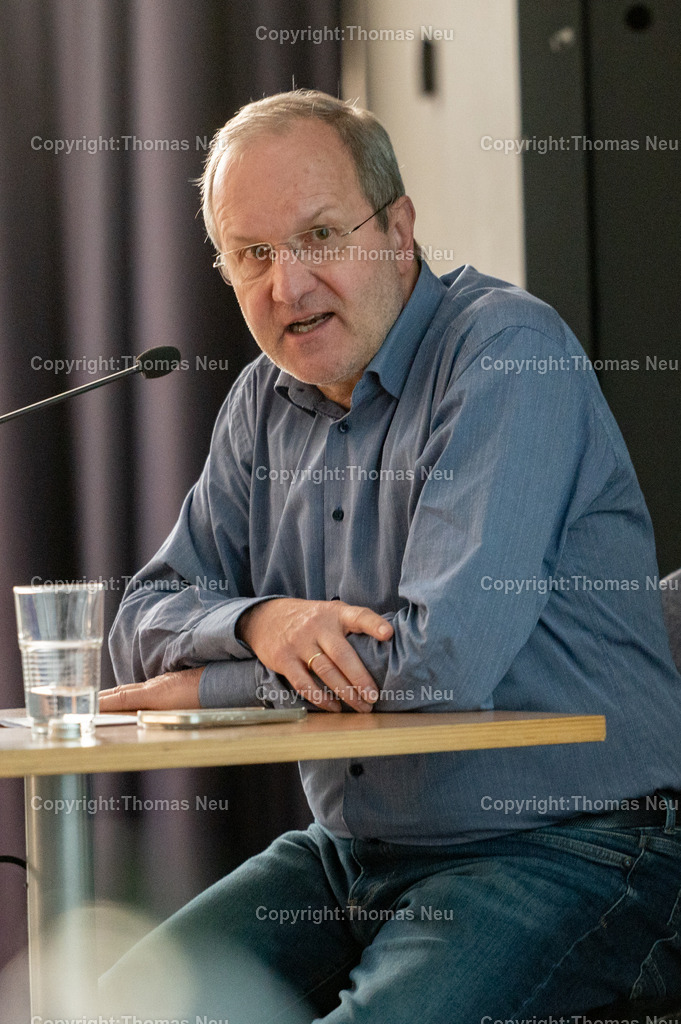 DSC_8004 | bbe, Bensheim, Goethegymnasium, Podiumsdiskussion aus Anlass der Europawoche am Goethe-Gymnasium,,  Zu Gast ist Gunther Hellmann, Politik Professor an der Goethe Universität in Frankfurt. Es geht um soziale Gerechtigkeit und Ungleichheit in Deutschland und Europa., Bild: Thomas Neu