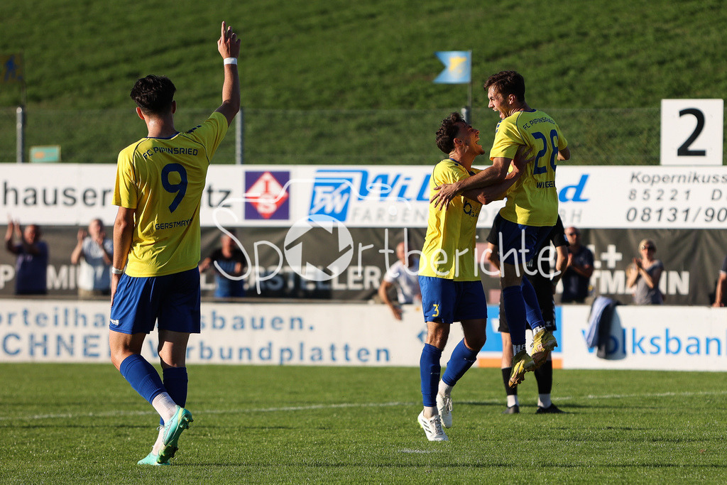 FC Pipinsried - SV Wacker Burghausen | Benedikt WIEGERT (FCP #28) jubelt nach seinem Tor zum 3-1 mit seinen Teamkollegen / Freude / Jubel / Torschuetze