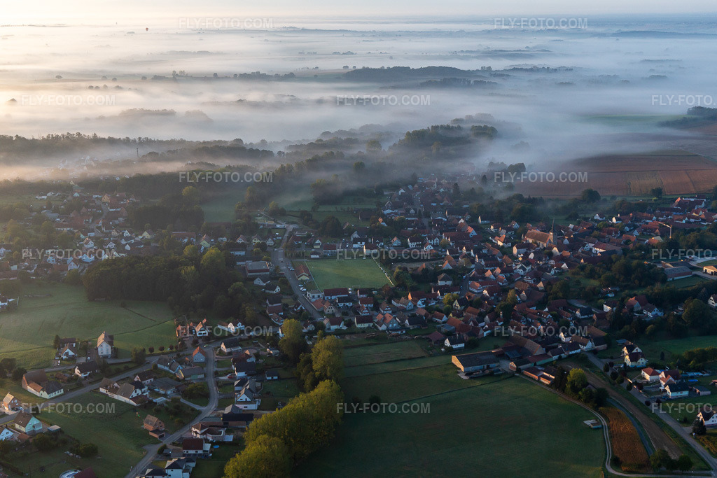 Aerial view: View of the town from the north in the morning mist in Riedseltz in the state Bas-Rhin, France.Photo: IMG_139149.jpg taken on 10/01/2023 by Werner Riehm/FLY-FOTO.comResolution of the original: 5472 x 3648 px